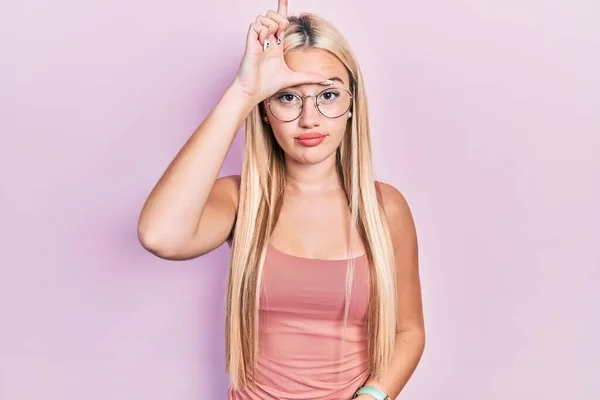 Ung Blond Flicka Bär Casual Kläder Gör Narr Människor Med — Stockfoto