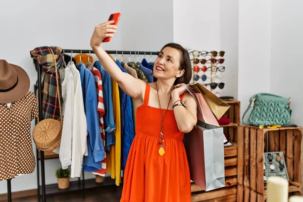 Middle Age Hispanic Woman Smiling Taking Selfie Smartphone Retail Shop — Stockfoto