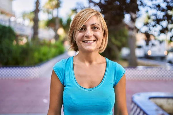 Mulher Bonita Meia Idade Sorrindo Confiante Parque — Fotografia de Stock