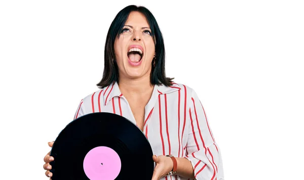 Jovem Hispânica Segurando Disco Vinil Irritado Louco Gritando Frustrado Furioso — Fotografia de Stock