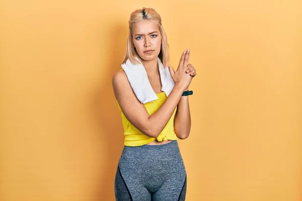 Beautiful Blonde Sports Woman Wearing Workout Outfit Holding Symbolic Gun — Stockfoto