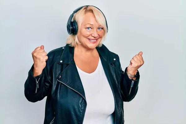 Medelålders Blond Kvinna Lyssnar Musik Med Hörlurar Skriker Stolt Firar — Stockfoto
