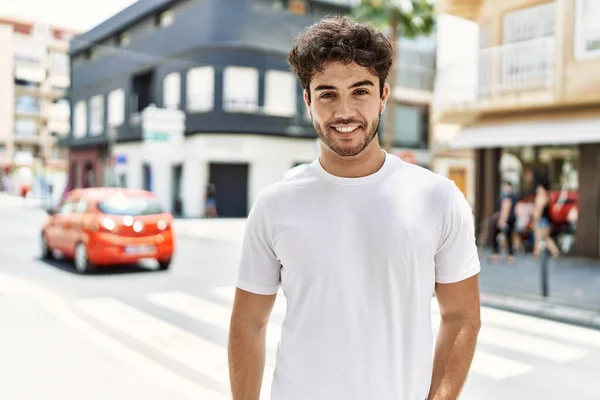 Ung Latinamerikansk Man Ler Lycklig Stående Vid Staden — Stockfoto