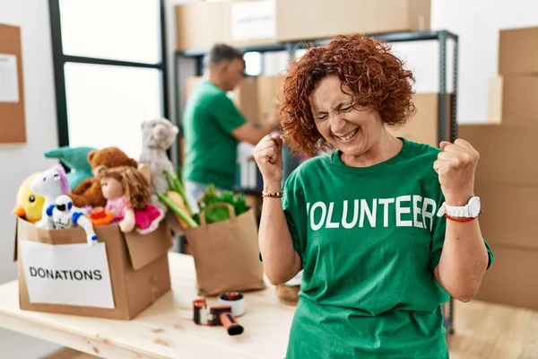 Middle Age Woman Wearing Volunteer Shirt Donations Stand Very Happy — Stok fotoğraf