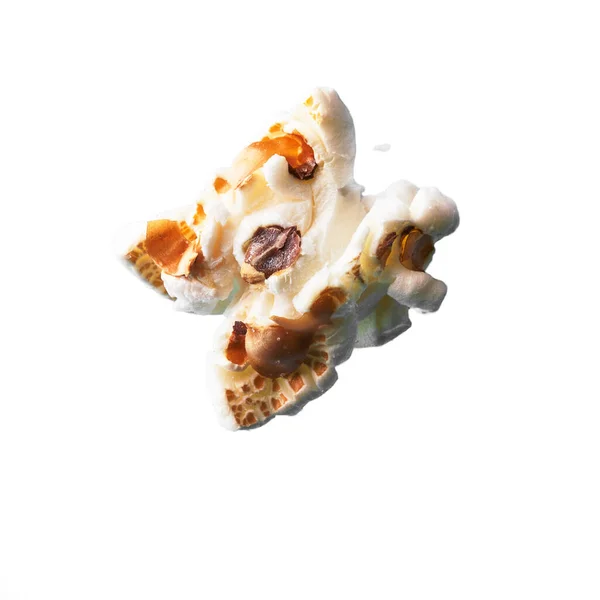 白い背景に隔離された単一のおいしい塩辛いポップコーン — ストック写真
