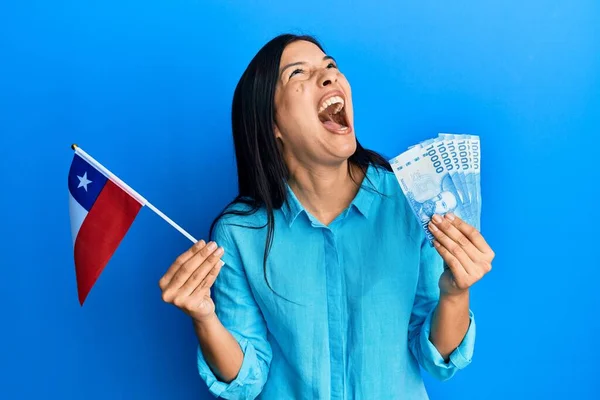 Joven Mujer Latina Sosteniendo Bandera Chile Billetes Chilenos Enojada Loca —  Fotos de Stock