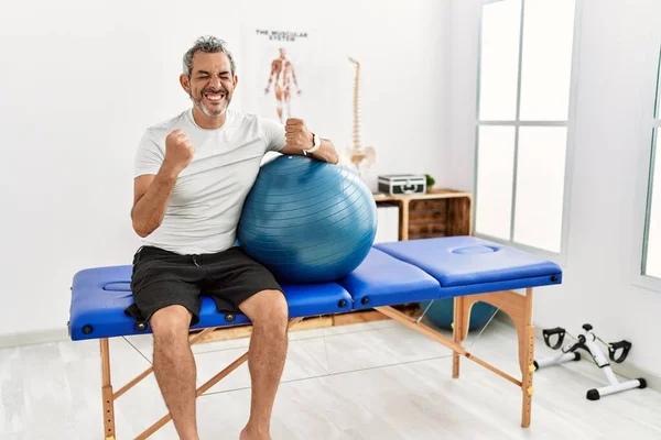 Middle Age Hispanic Man Pain Recovery Clinic Holding Pilates Ball — 图库照片