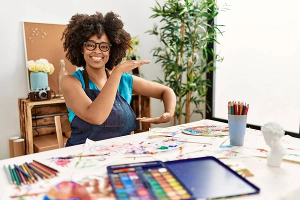Красивая Африканская Американка Афро Картиной Волос Художественной Студии Жестикулирует Руками — стоковое фото