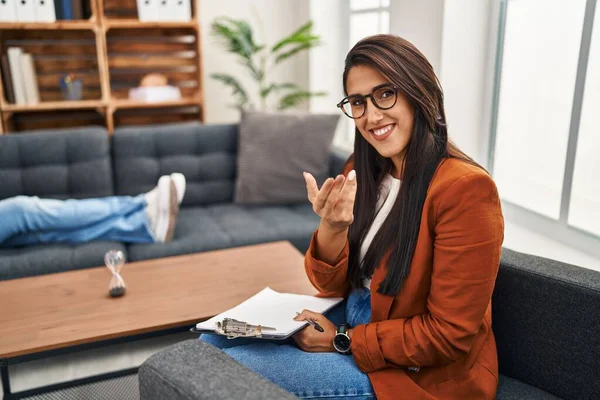 Joven Mujer Hispana Trabajando Como Consejera Psicología Haciendo Señas Ven — Foto de Stock