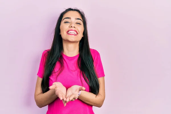 Молода Іспаномовна Дівчина Повсякденній Рожевій Сорочці Посміхається Долонями Отримуючи Або — стокове фото