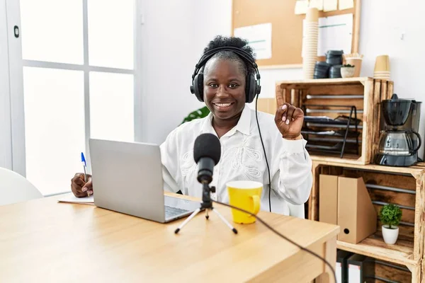 Mladá Africká Žena Pracující Rádiovém Studiu Překvapená Nápadem Nebo Otázkou — Stock fotografie