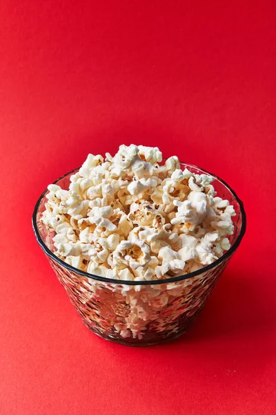 Ciotola Popcorn Salati Fondo Rosso — Foto Stock