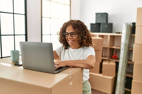 Mulher Hispânica Meia Idade Sorrindo Confiante Usando Laptop Nova Casa — Fotografia de Stock