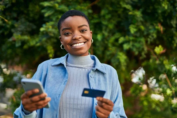 Young African American Woman Smiling Happy Holding Smartphone Credit Card — Stock Photo, Image