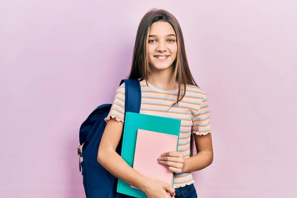 Junges Brünettes Mädchen Mit Studentenrucksack Und Büchern Die Stehen Positiv — Stockfoto