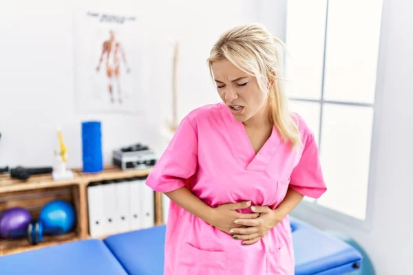 Young Caucasian Woman Working Pain Recovery Clinic Hand Stomach Because — Stock Photo, Image