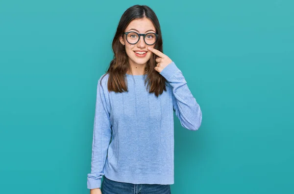 Gündelik Kıyafetler Giyen Gözlüklü Genç Güzel Bir Kadın Parmağı Burunla — Stok fotoğraf