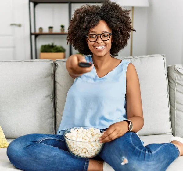 Giovane Donna Afroamericana Sorridente Fiducioso Guardando Film Casa — Foto Stock