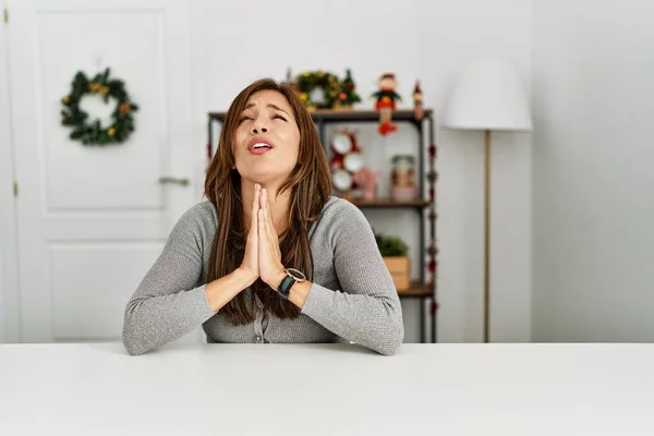 Jovem Mulher Latina Sentada Mesa Pela Decoração Natal Implorando Orando — Fotografia de Stock