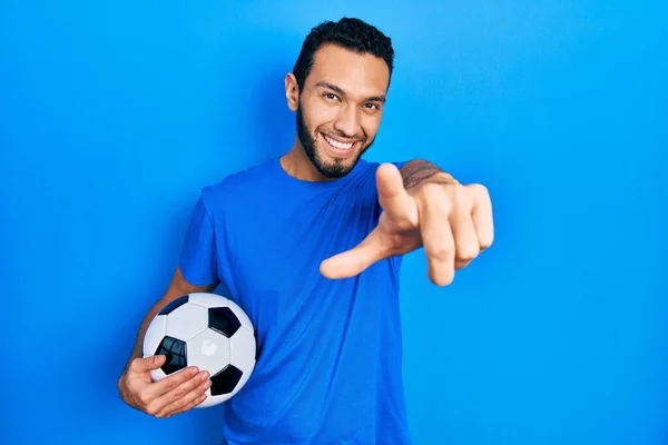 Латиноамериканець Бородою Тримає Футбольний Показуючи Камері Пальцями Усміхаючись Позитивно Весело — стокове фото