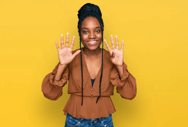 Νεαρή Αφροαμερικάνα Που Φοράει Καθημερινά Ρούχα Δείχνοντας Και Δείχνοντας Δάχτυλα — Φωτογραφία Αρχείου