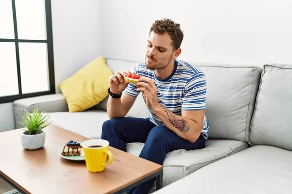 Jonge Spaanse Man Die Thuis Ontbijt — Stockfoto