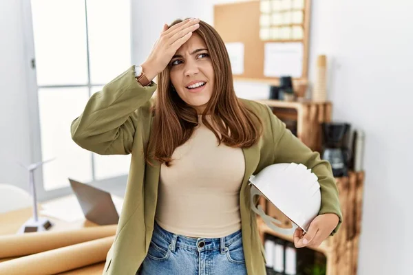 Jovem Morena Segurando Arquiteto Hardhat Escritório Estressado Frustrado Com Mão — Fotografia de Stock