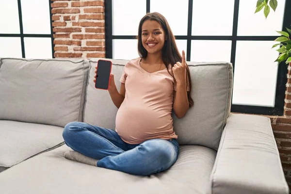 Mladá Těhotná Žena Drží Smartphone Ukazující Obrazovku Úsměvem Nápadem Nebo — Stock fotografie