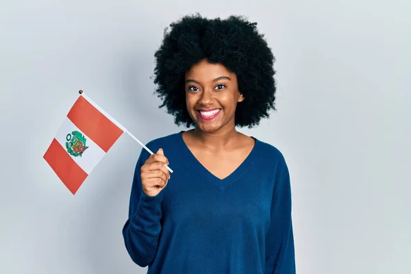 Молодая Африканская Американка Флагом Перу Выглядит Позитивно Счастливо Стоя Улыбаясь — стоковое фото