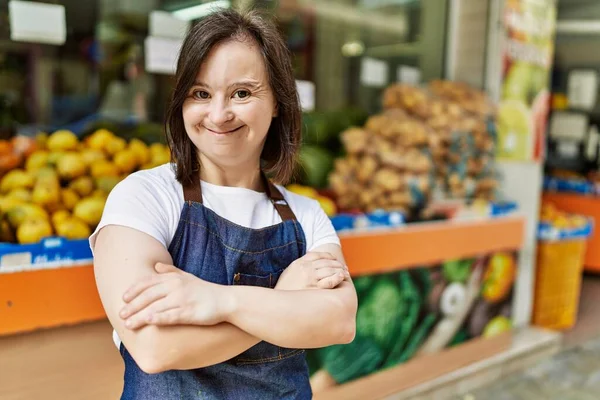 Mladý Dolů Syndrom Žena Usmívá Sebevědomě Nosit Zástěru Obchodě Ovocem — Stock fotografie