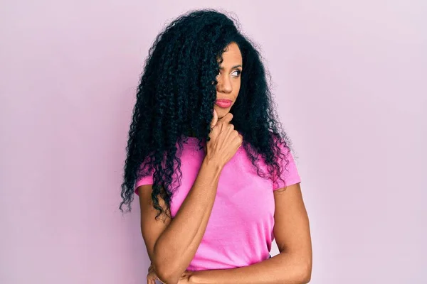 Afro Amerikaanse Vrouw Van Middelbare Leeftijd Die Casual Kleren Draagt — Stockfoto