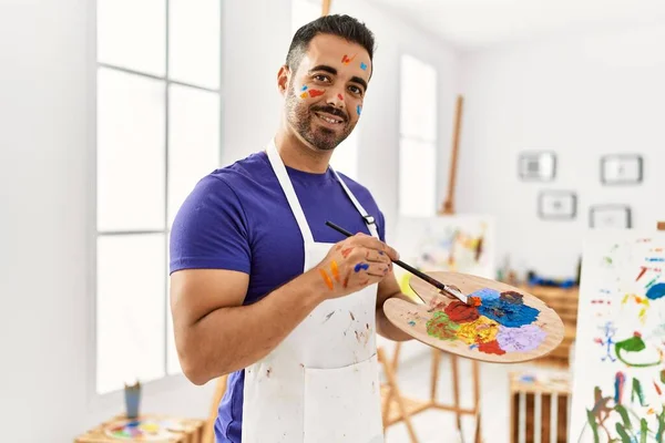 Joven Hombre Hispano Sonriendo Confiado Mezclando Color Paleta Estudio Arte — Foto de Stock
