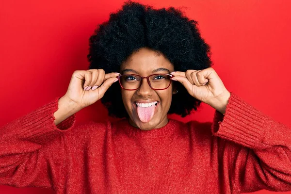 Ung Afrikansk Amerikansk Kvinna Bär Glasögon Sticker Tungan Glad Med — Stockfoto