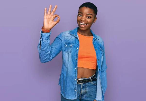Gündelik Kıyafetler Giyen Gülümseyen Genç Afro Amerikalı Kadın Parmaklarıyla Tamam — Stok fotoğraf