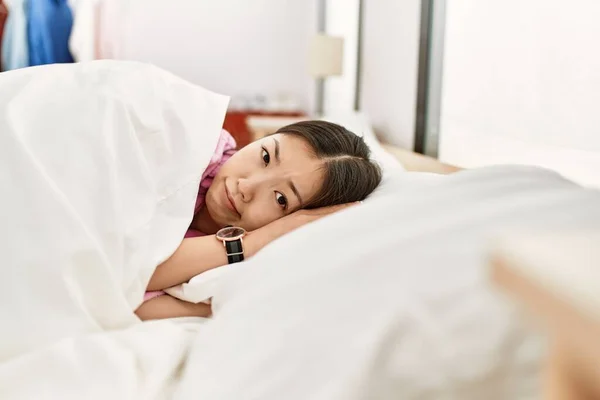 Genç Çinli Kız Mutlu Bir Şekilde Gülümsüyor Yatak Odasında Yatıyordu — Stok fotoğraf