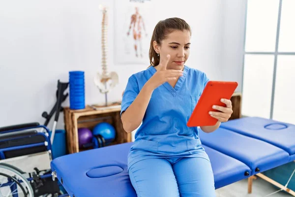 Young Hispanic Woman Wearing Physiotherapy Uniform Having Video Call Sport — Stock Photo, Image