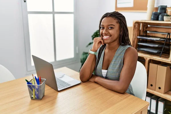 Молодая Американка Африки Работает Ноутбуком Офисе — стоковое фото
