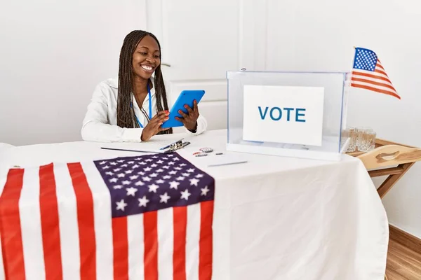 Ung Afrikansk Amerikansk Politiker Partiarbetare Med Touchpad Arbetar Valhögskola — Stockfoto