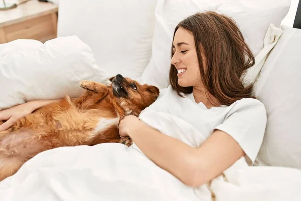 Jong Hispanic Vrouw Knuffelen Hond Liggend Bed Slaapkamer — Stockfoto