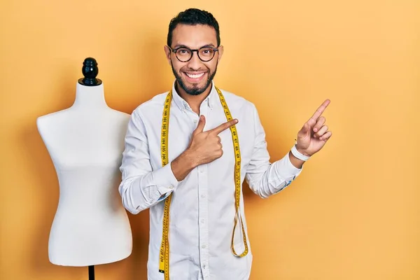 Hombre Hispano Con Barba Modista Diseñador Pie Por Maniquí Sonriendo — Foto de Stock