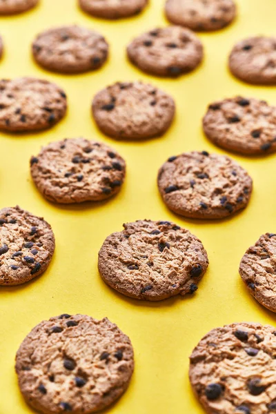 Heerlijke Chocoladekoekjes Een Gele Achtergrond — Stockfoto