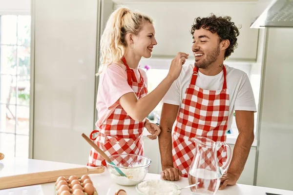 Young Couple Smiling Happy Playing Flour Kitchen — Stock Photo, Image