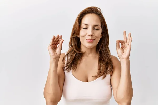 Mujer Hispana Mediana Edad Pie Sobre Fondo Aislado Relajarse Sonreír — Foto de Stock