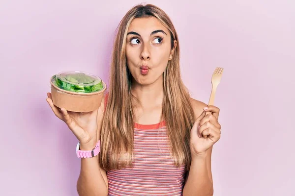 Mooie Latino Vrouw Eten Salade Maken Vis Gezicht Met Mond — Stockfoto