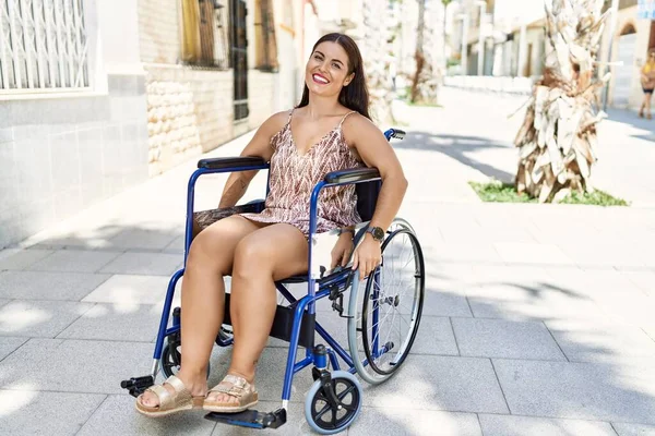 Jovem Morena Sentada Cadeira Rodas Livre Olhando Positivo Feliz Sorrindo — Fotografia de Stock