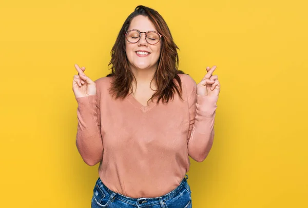 Young Size Woman Wearing Casual Clothes Glasses Gesturing Finger Crossed — Stock Photo, Image