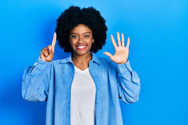 Jonge Afrikaanse Amerikaanse Vrouw Dragen Casual Kleding Tonen Wijzen Met — Stockfoto