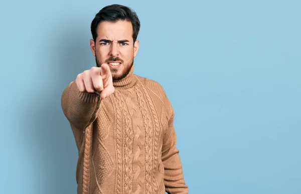 Giovane Uomo Ispanico Indossa Abiti Casual Che Punta Scontento Frustrato — Foto Stock