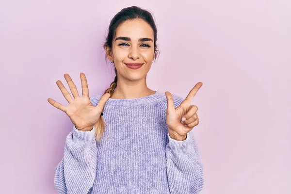 Jeune Fille Hispanique Portant Des Vêtements Décontractés Montrant Pointant Vers — Photo