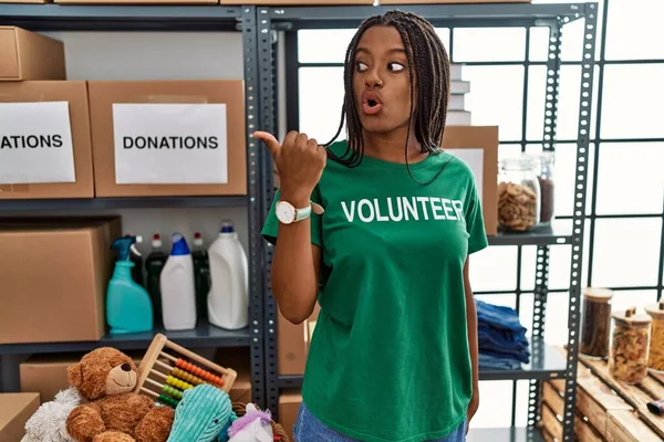 Young African American Woman Working Wearing Volunteer Shirt Donations Stand — Stock Photo, Image